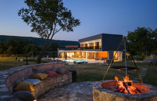 Villa Nella Foresta with private 66sqm heated pool, Whirlpool, Tennis court, Gym, Billiards, 4 en-suite bedrooms - Foto 2