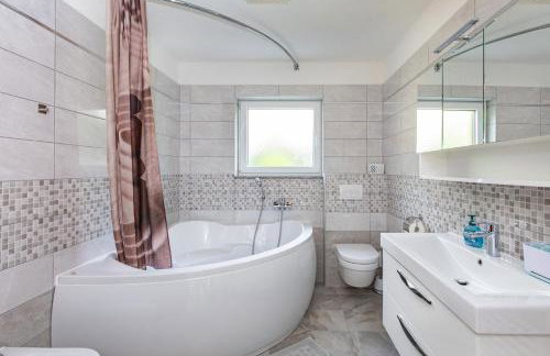 House Zrile with garden and jacuzzi - Foto 20