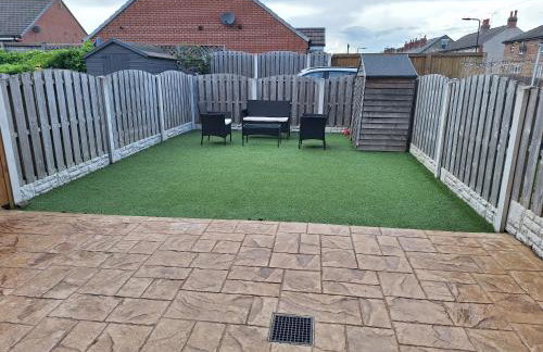 The Lodge - comfortable, stylish, 3 bedroom home with 3-6 beds near Utilita Arena - free parking - Photo 23