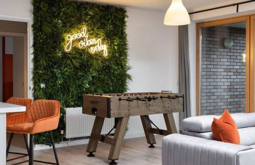 Luxury 2 bed, Central, Free Parking, Smart TV By Valore Property Services - Photo 2