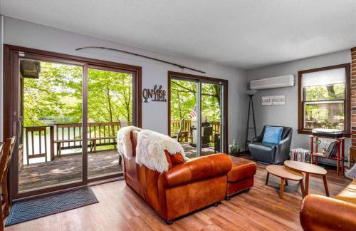 Cozy Lake House with Fireplace, Views, Close to Skiing! - Foto 13