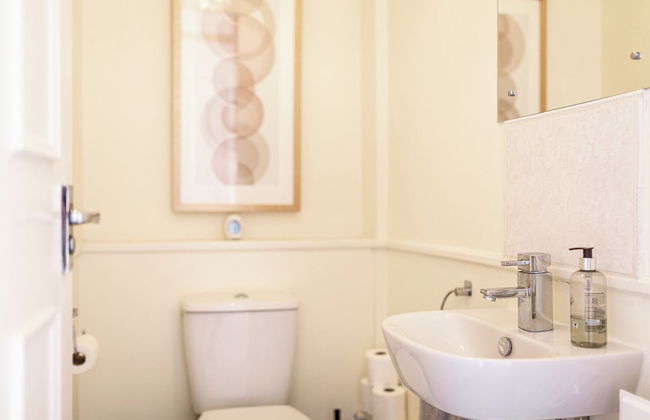 Central 2 Bed House w/ Garden and Free Parking! - Photo 71