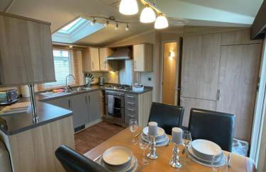 Millfields Holiday Park - Diamond Deluxe - Coastal Caravan Breaks - Foto 2