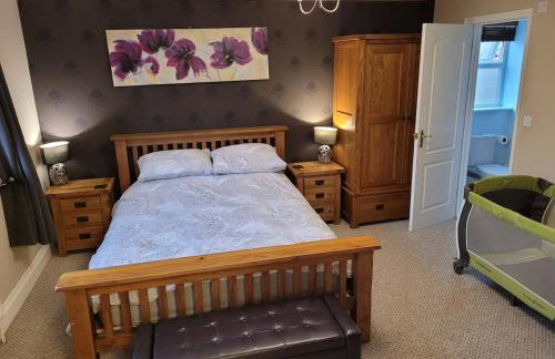 Detached luxury 5 bed house, lanscaped garden, fire pit, parking, can sleep families or workers - Foto 36