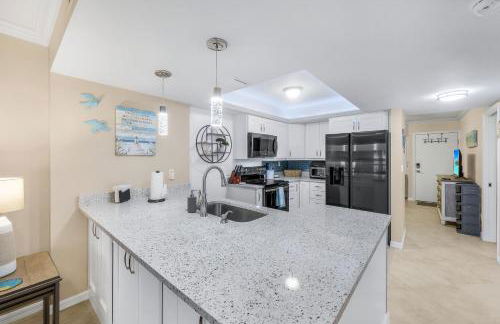 Waterfront Island Oasis! Heated Pool with Stunning View & 2 Full Bath - Foto 4