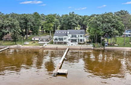 6BR Houghton Lake House with Indoor Pool, Hot Tub and Golf Simulator - Photo 7