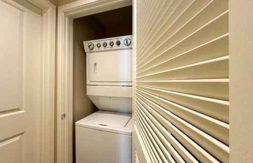 Luxe Deco Haven with Pool, Gym & Parking Close to Disneyland - Foto 51