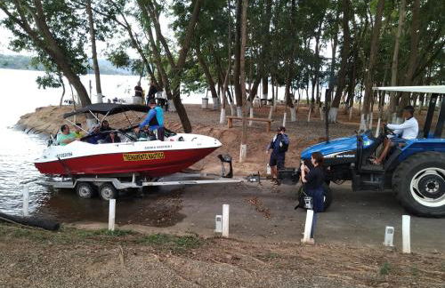 AP do LAGO, com Churrasqueira privativa , cozinha , internet no ap, rampa barco e jet, pesqueiro - B101 - Foto 11