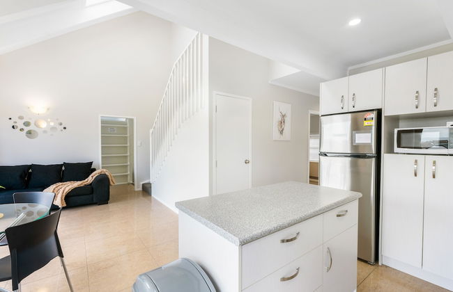 A Home away from Home - Netflix -Parking - Foto 24