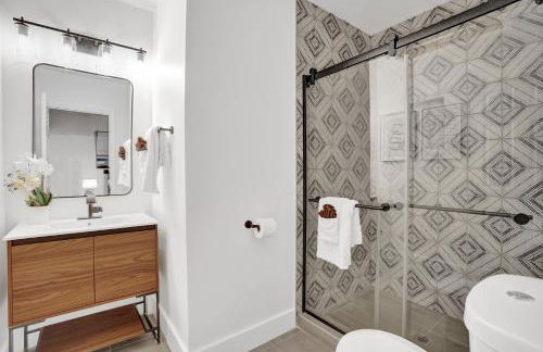 8BR Gem With Pool, Lake View & Tons of Amenities! - Foto 96