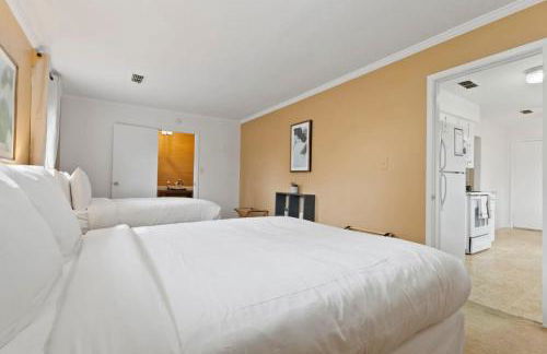 Large Fenced Yard near Midtown- Shamrock Stay - Foto 34