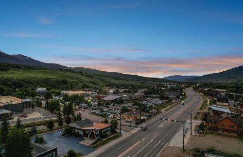 4-Season Modern Mountain Penthouse with Private Hot Tub & Scenic Views - Foto 44