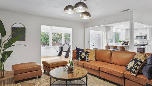 5BR w Backyard Paradise Pool Cinema Games - Foto 4