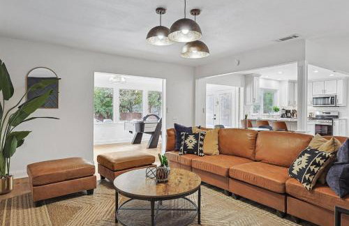 5BR w Backyard Paradise Pool Cinema Games - Foto 4