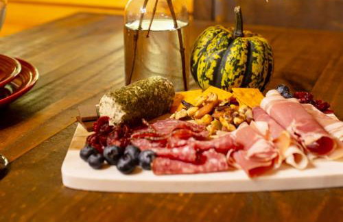 Cabin in the Woods - Hot Tub, Fire Pit, BBQ - Foto 12