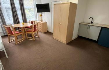 Budget Studio - Central Gosport with Free Parking - Photo 3