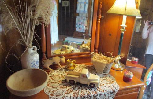 Historic cabin off I-77, views, antiques, Wi-fi, wonderful experience for 2! - Foto 27