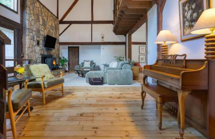 Historic Barn Retreat w Pool Pond Views Longview Pond Lodge by AvantStay - Foto 7