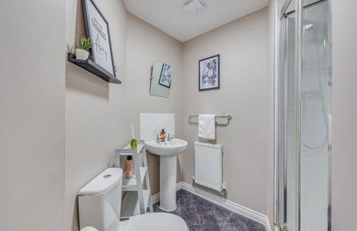 Oakbridge House - 6 mins drive to CMK - Free Parking, Fast WiFi, Smart TVs with Sky and Netflix by Yoko Property - Foto 17