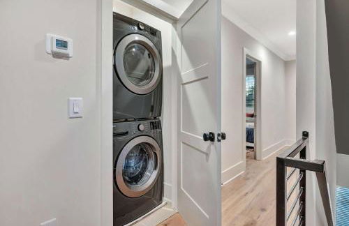 New 2 Luxe Townhomes with Rooftops Sleeps 24 - Foto 25