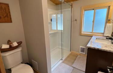 Rustic 1 bd 1 ba Cabin at New Waitts Lake Resort - Foto 17