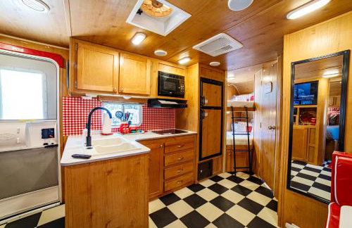 Darling Daisy Retro RV Adventure - Foto 13