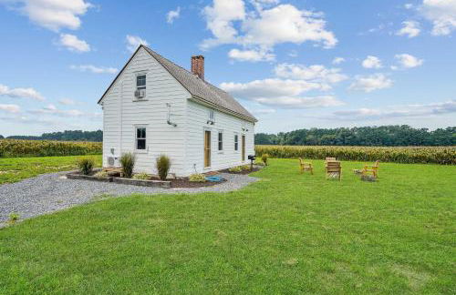 Charming 2BR with Fire Pit on Farm - 10 Min to Wharf - Foto 6