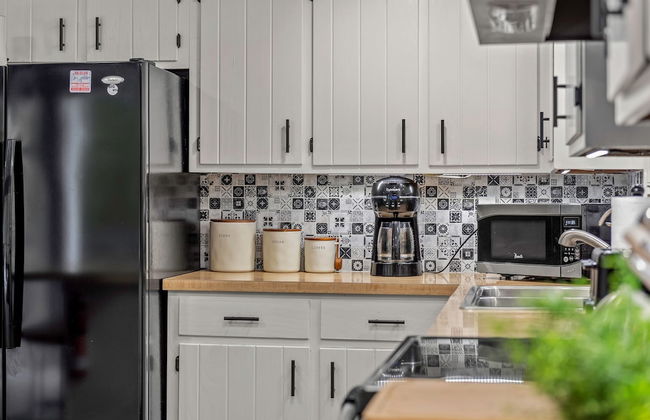 The Evergreen Escape by Avantstay Modern Cabin w Volleyball Court Hot Tub - Foto 19