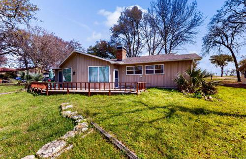 Laid-Back Lake House with Wraparound Deck - Foto 1