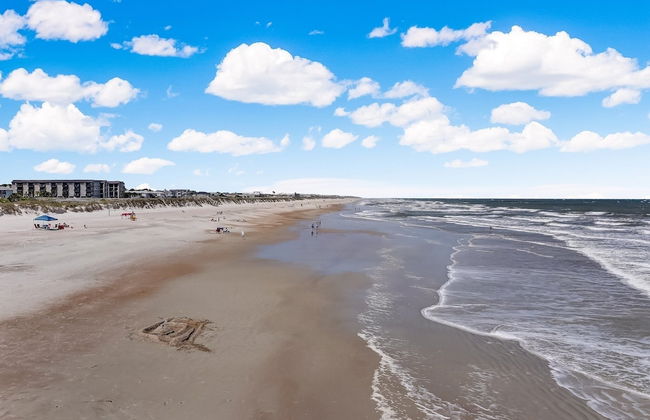 Spacious Oceanfront Condo, Easy Access to Private Fishing Pier by RedAwning - Foto 43