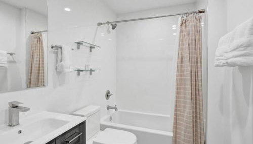 Contemporary 2BR Home with Pool & BBQ Access - Foto 2