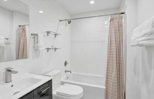 Contemporary 2BR Home with Pool & BBQ Access - Foto 2