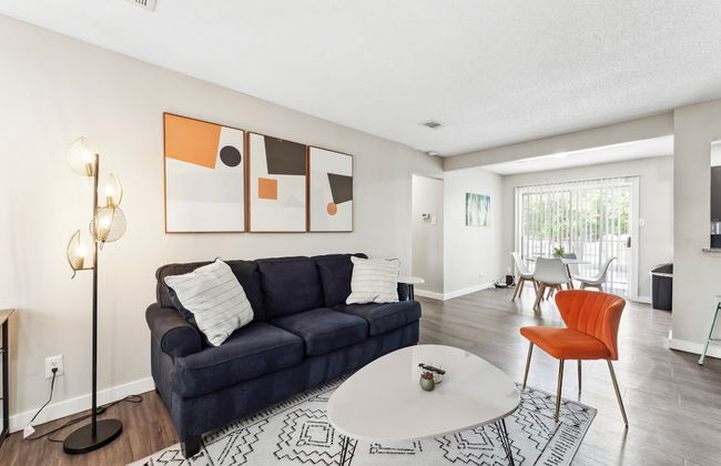 Spacious and Fun King Bed 2BR w Pool 5 Min to DT - Photo 10