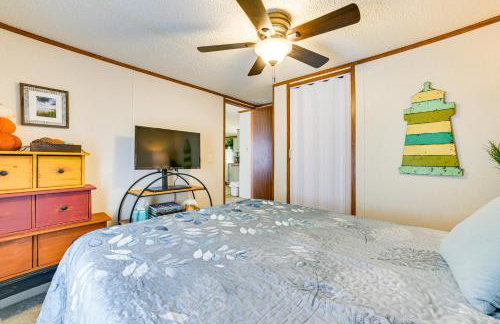 Walk to Houghton Lake! Family Retreat with Patio - Foto 17