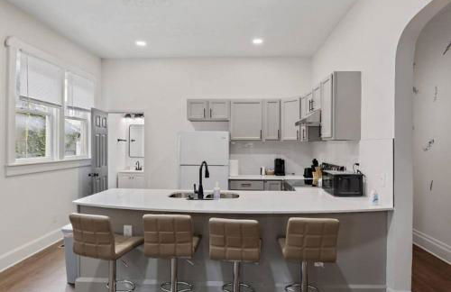 2 Units Combined - Historic 5BR - 2 Living - 2 Kitchens - Photo 12