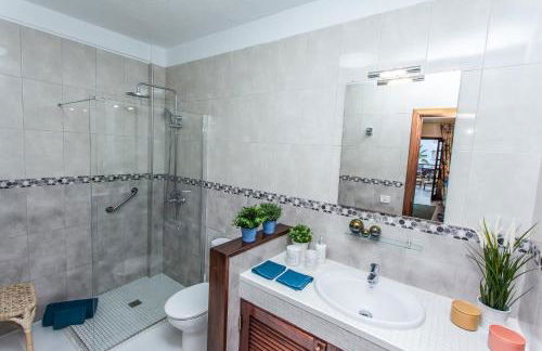 Spectacular Renovated Apartment, 5 min to Camison Beach, with AirCon - Photo 31