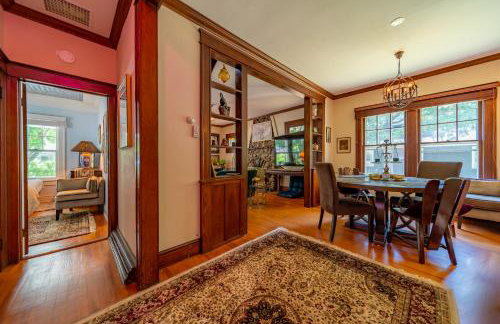 1920s Phoenicia Bungalow with Vintage Furnishings, Sauna, Fireplace, & Fenced Backyard - Foto 8