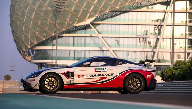 Conduciréis un potente Aston Martin GT4