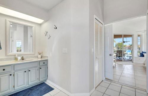 Spacious Canal-View Home with Pool and Game Room - Foto 47