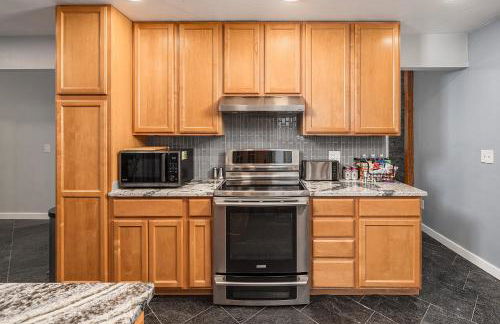 Cozy City Stay, 3bdrm near Airport - Photo 14