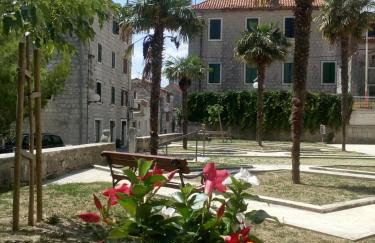 Old school apartment - Photo 1