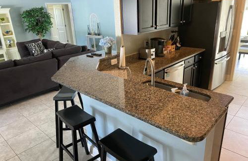 Gone Coastal! Large Heated pool home 30 min from beaches! - Foto 21