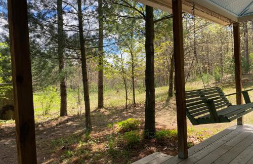 Cabin in the woods with fire pit and porch - Foto 15