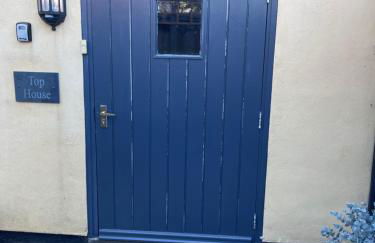 Top House -Stylish property in village location - Photo 8