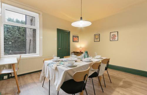 Home from Home 4 Bed - Ideal for Workers & Great for Groups, FREE Parking, Spacious, Pet Friendly Netflix - Foto 6