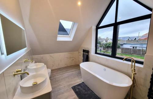 Brand New, Stunning Beachside House - Foto 43