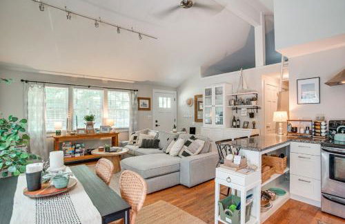 4 Mi to Bristol Beach! Coastal Retreat with Pond - Foto 7