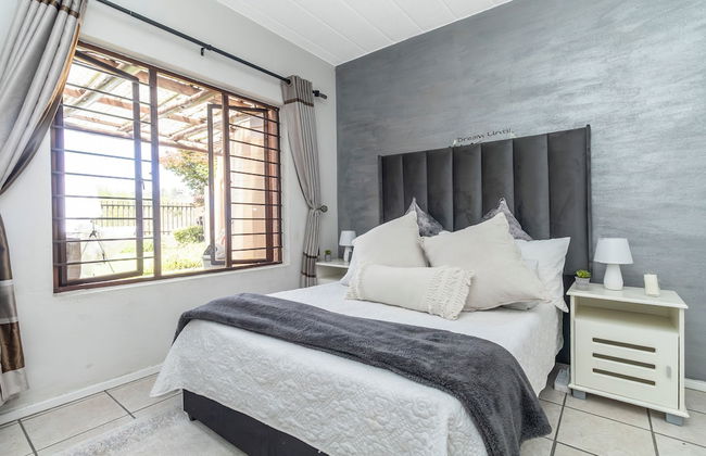 Exquisite 2 Bedroom Garden Townhouse in the Heart of Fourways - Photo 3