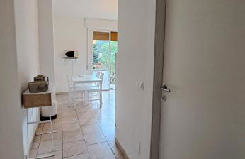 Dinky's apartment with a balcony overlooking the woods - Foto 9