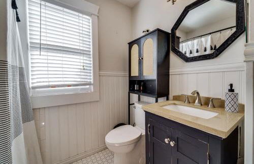 Cozy bungalow with Luxe Yard, Firepit, Pergola Area - Foto 27